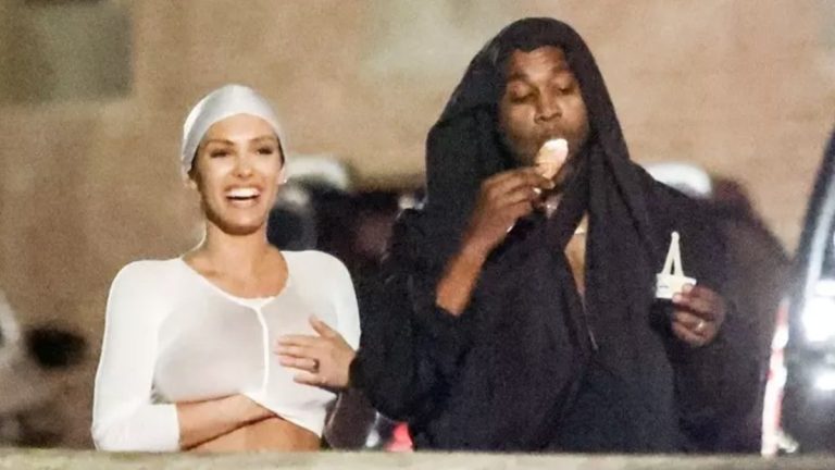 Kanye West, giyimiyle dikkat çeken eşi Bianca Censori’nin özel hallerini paylaştı