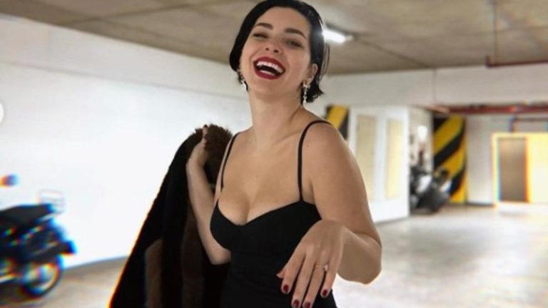 Merve Boluğur cesur elbisesiyle sosyal medyayı salladı! Kırmızı rujunu sürdü…