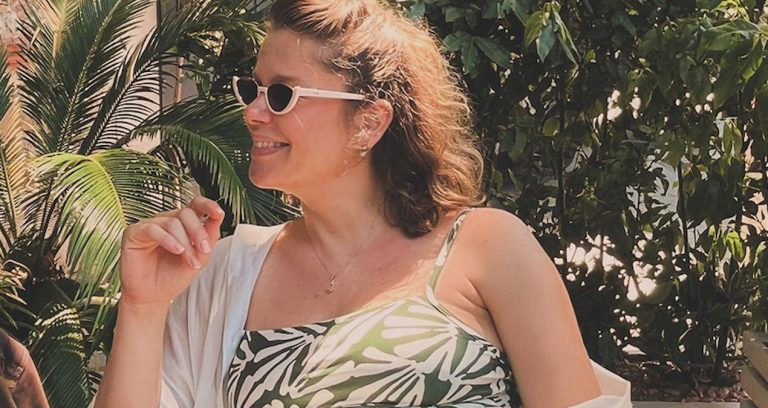 Burcu Biricik’ten karnı burnunda yeni pozlar