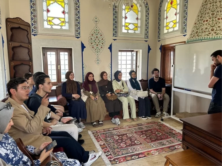 Fransız öğrenciler İstanbul’da Süleymaniye Camii’ni ziyaret etti