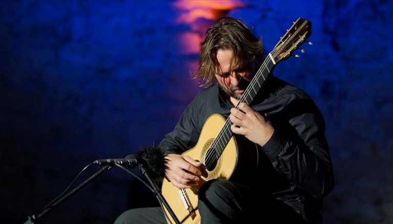 Gitarist Marcin Dylla, Çeşme Kalesi’nde konser verdi